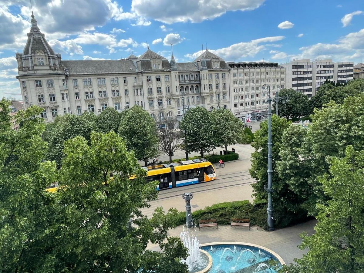 Central Palace Apartman Debrecen Bagian luar foto