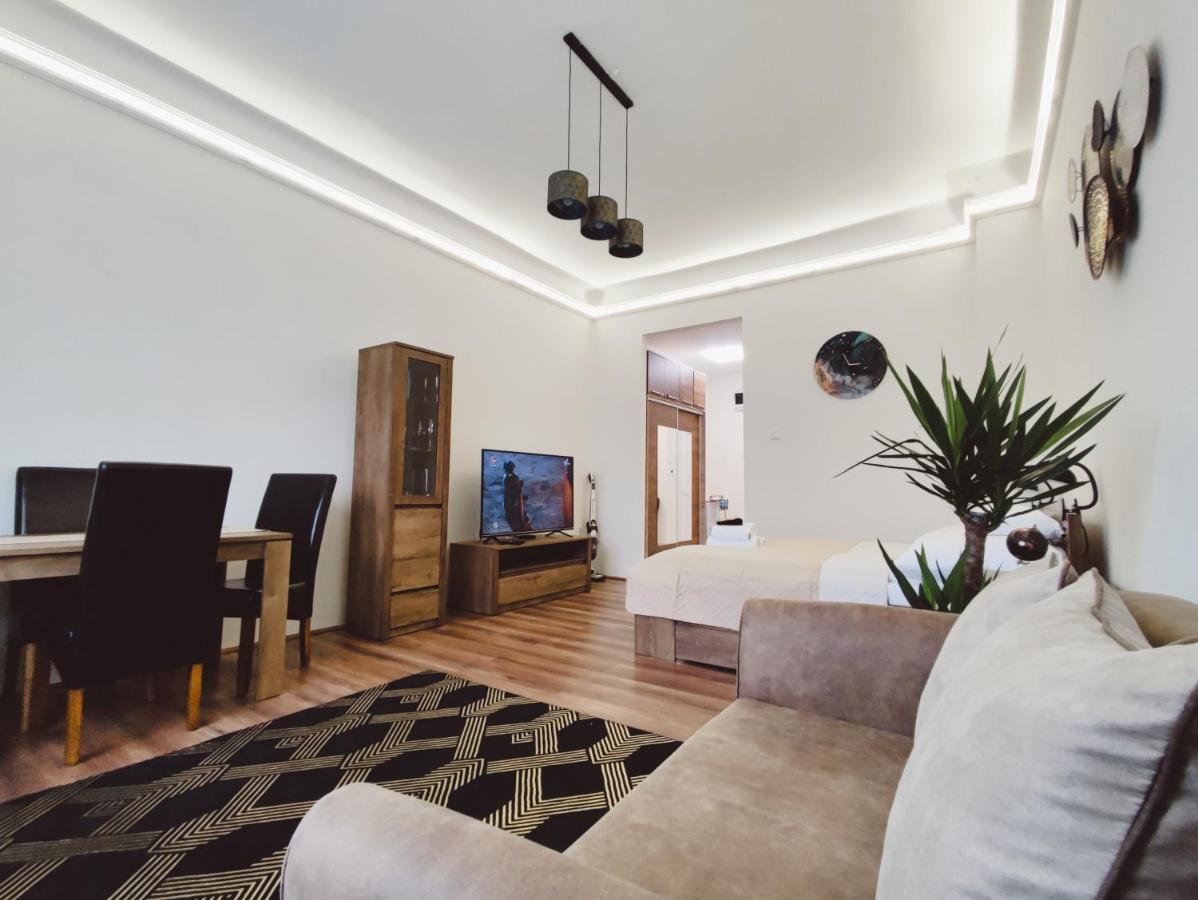 Central Palace Apartman Debrecen Bagian luar foto