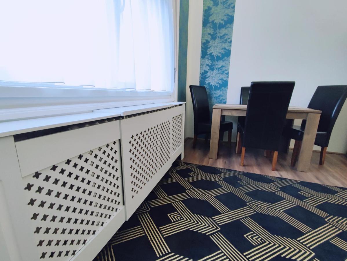 Central Palace Apartman Debrecen Bagian luar foto