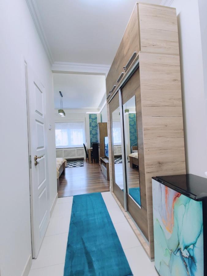 Central Palace Apartman Debrecen Bagian luar foto