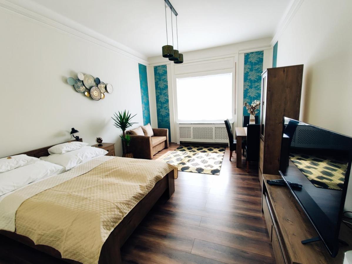 Central Palace Apartman Debrecen Bagian luar foto